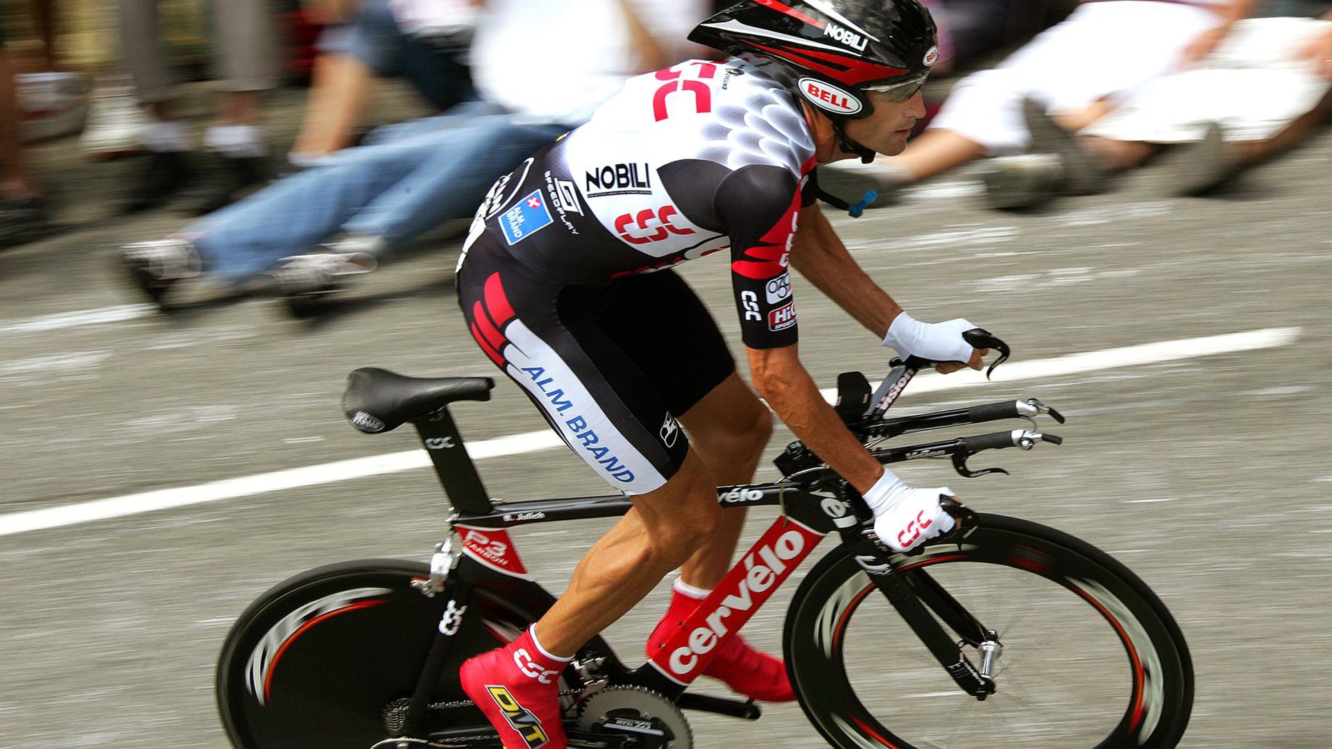 开云体育登录-老鹰险胜北京队，当霍勒迪的利爪撕开钢铁防线  第2张